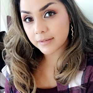 Meet your Posher, Mona